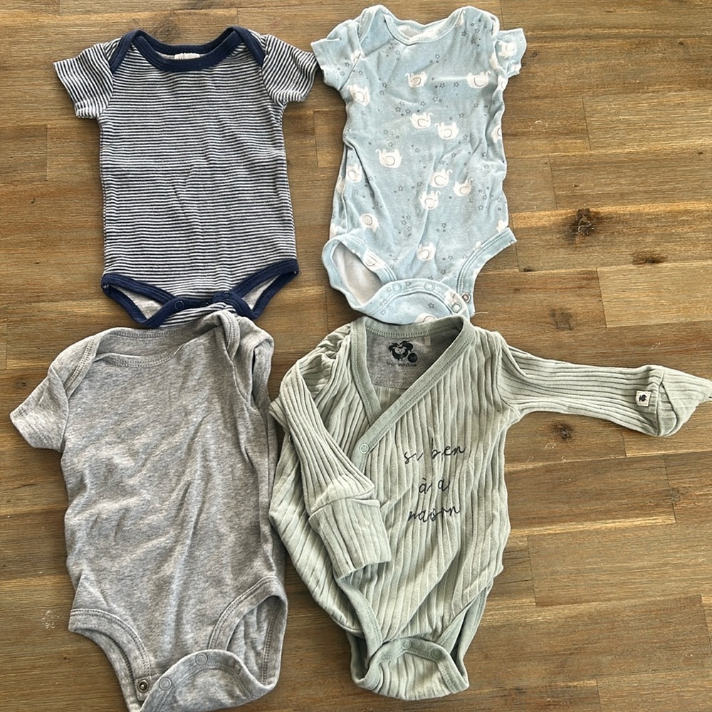 Bundle of 4 onesies